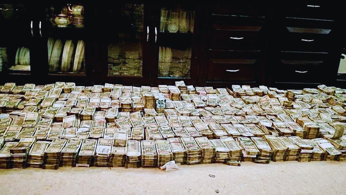 CBI arrests Punjab DIG, Harcharan Singh Bhullar bribery case, Punjab IPS officer corruption, CBI trap operation Chandigarh, ₹5 crore cash recovered, Nayara Energy news, CBI corruption probe Punjab, DIG Bhullar arrested, CBI news India 2025, police bribery scandal