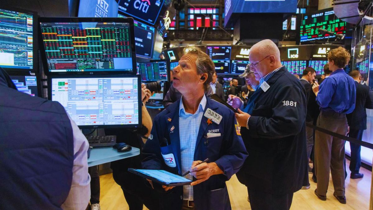 US stock futures, Dow Jones today, S&P 500 futures, Nasdaq futures, Federal Reserve rate cut, Kevin Hassett Fed chair, Jerome Powell replacement, US dollar weakness, gold price today, Wall Street rally, stock market news, interest rate cut December, US economic data, investor sentiment, tech stocks performance, Meta Google TPU, Nvidia stock drop, US markets holiday week