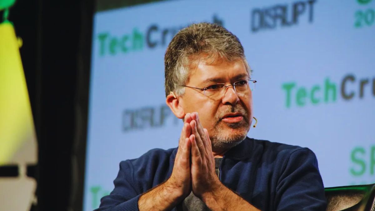 Apple AI shake-up, John Giannandrea steps down, Amar Subramanya Apple, Apple Intelligence issues, Siri delays, Apple AI chief replaced, Apple AI crisis, Apple leadership change, Siri overhaul failure, Bloomberg Apple investigation, Apple vs Google AI, Gemini powering Siri, Apple AI strategy, Apple machine learning problems, Apple AI missteps